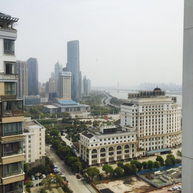 拍卖宝马车和滨江豪园住房